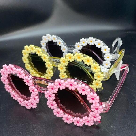 WHITE ONLY 24HR DROP ⬇️ Daisy Rimmed Sunglasses - Picture 2 of 5